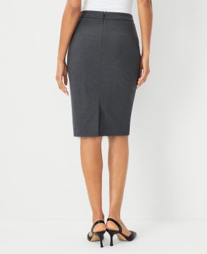 The Petite Seamed Pencil Skirt in Seasonless Stretch – Curvy Fit